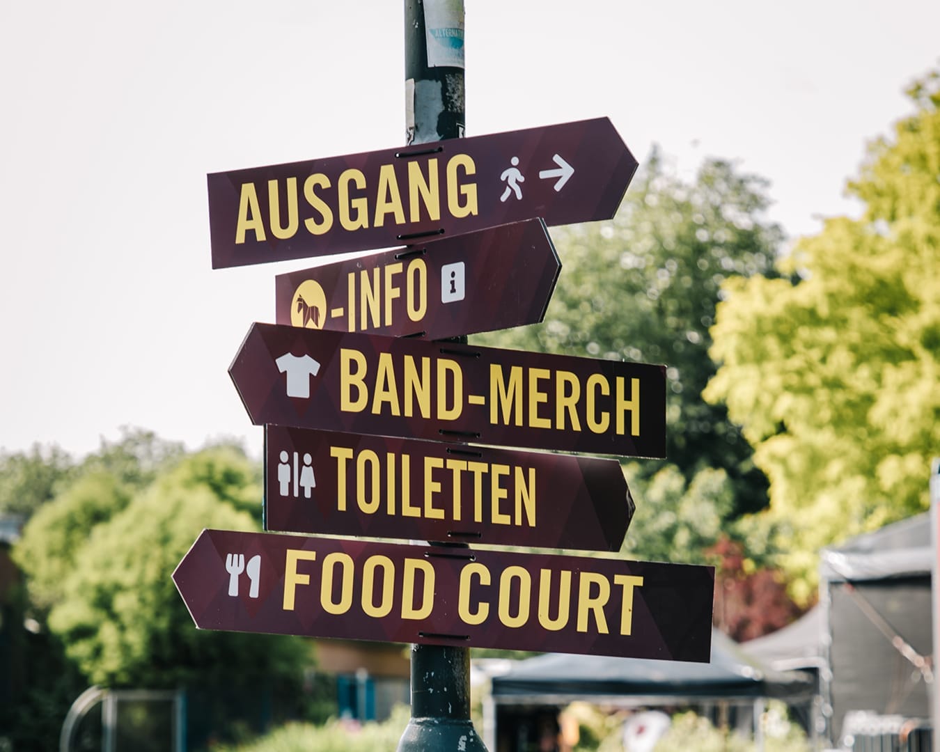 Auf dem Bild sind Wegweiser auf dem EselRock Gelände zusehen. Pfeile zeigen nach rechts und links.