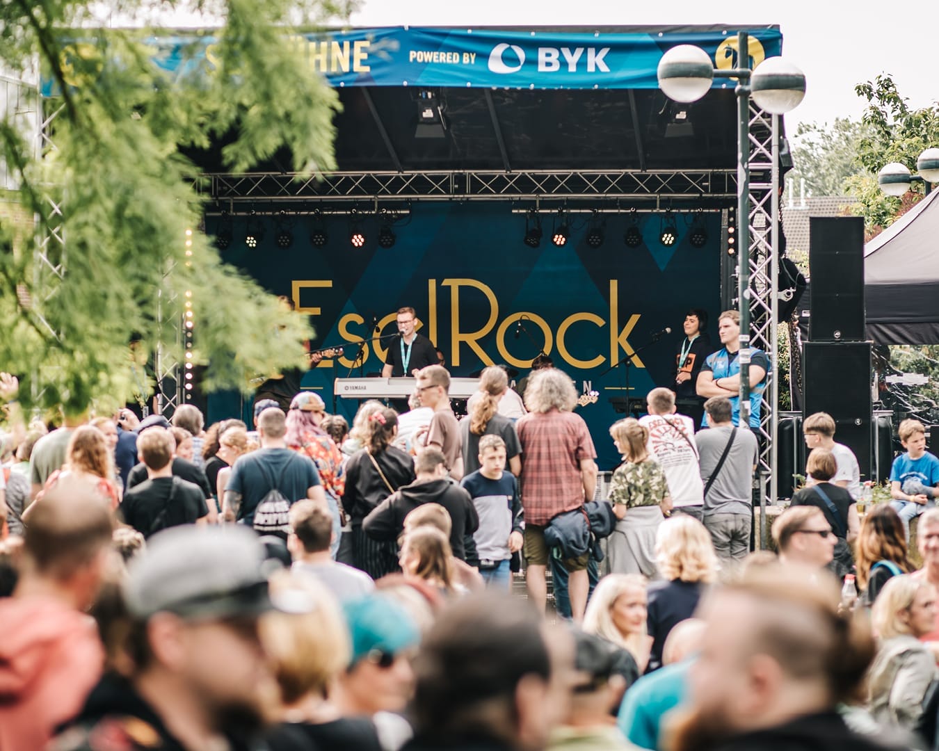 Die EselRock Seebühne mit einer Band auf der Bühne ist zu sehen. Vor der Bühne sind viele Menschen.