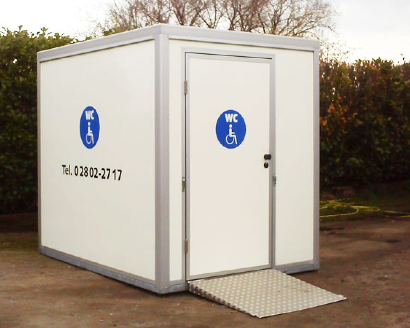 Auf dem Bild ist eine barrierefreie Container Toilette zusehen.